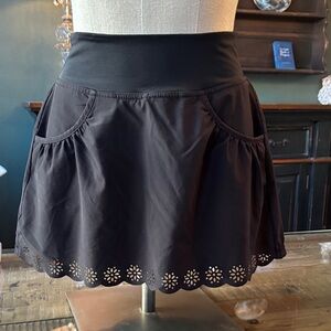 Women's blk athletic sqort with Scalloped Hem ✨